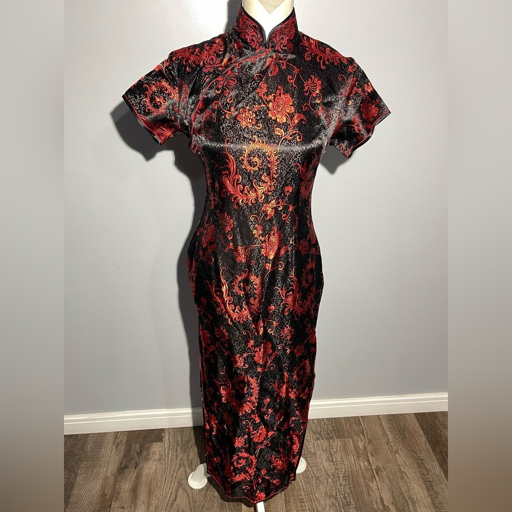 Chic Black and Red Floral Midi Dress‎